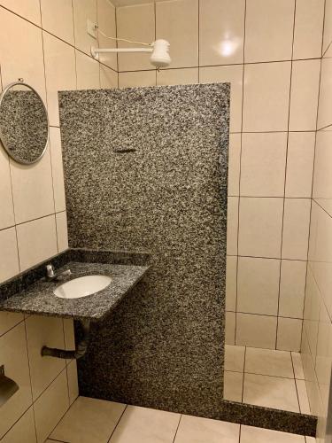 尼泰罗伊Hotel Glória的浴室设有花岗岩台面和水槽
