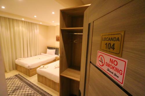 开罗Locanda Pyramids Hotel的酒店客房 - 带两张床和禁烟标志
