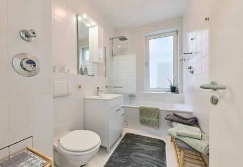 什未林Schelfstadtoase的白色的浴室设有卫生间和水槽。
