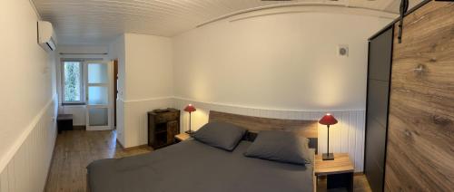 迪尔巴克Winnys House的一间卧室设有一张床和木墙
