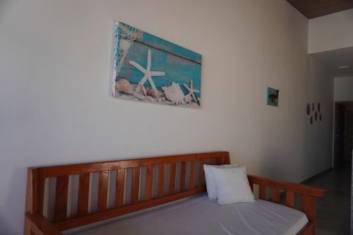 普拉杜ESTRELA DO MAR的墙上照片的一张床位