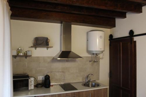阿尔玛格鲁Alojamiento Rural La Estrella de David的厨房配有水槽和炉灶