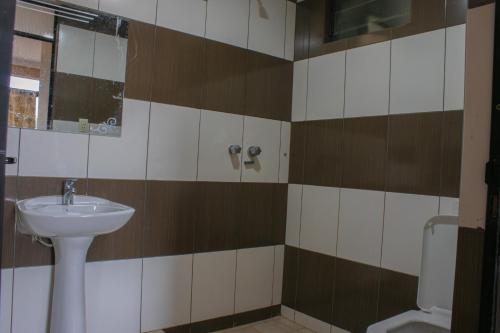 塔里哈Residencial Tablada的一间带水槽和卫生间的浴室