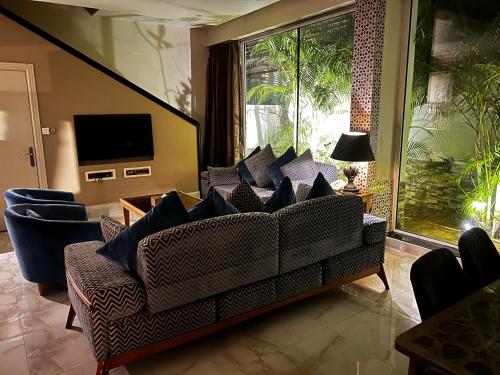 吉达伊尔维拉吉沃别墅的带沙发和电视的客厅
