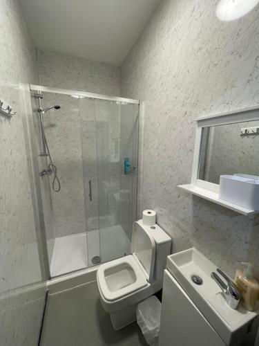 曼彻斯特Luxurious En-suite Room 3的带淋浴、卫生间和盥洗盆的浴室