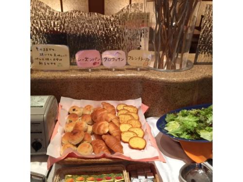 TōnoAeria Tohno - Vacation STAY 62231v的一张桌子,上面放着糕点盘和一碗沙拉