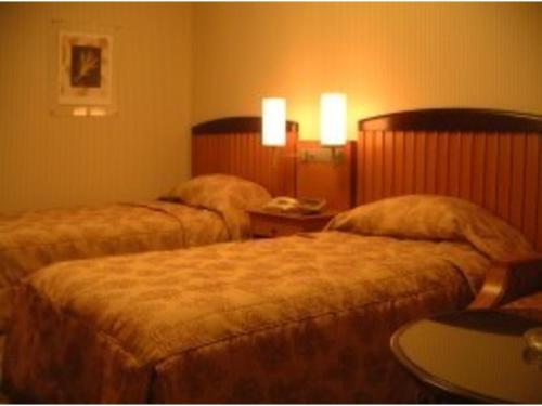 TōnoAeria Tohno - Vacation STAY 62232v的酒店客房设有两张床和一张桌子。