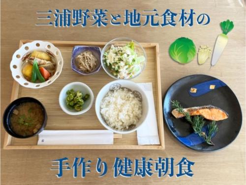 横须贺市Shonan Relief - Vacation STAY 51630v的一张木桌,上面有食物