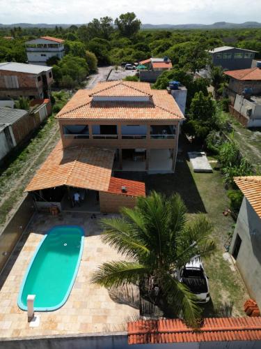GamelaCantinho da paz jesus nazareno的享有带游泳池的房屋的空中景致