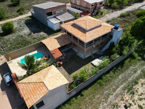GamelaCantinho da paz jesus nazareno的享有带游泳池的别墅的顶部景致