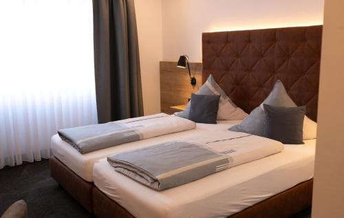 金策尔Landhaus Rhönblick的配有一张大床的酒店客房内的两张床
