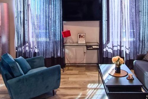 里耶卡City Life Rijeka的客厅配有沙发和桌子
