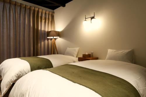 神户Fu - Vacation STAY 57381v的配有窗户的酒店客房内的两张床