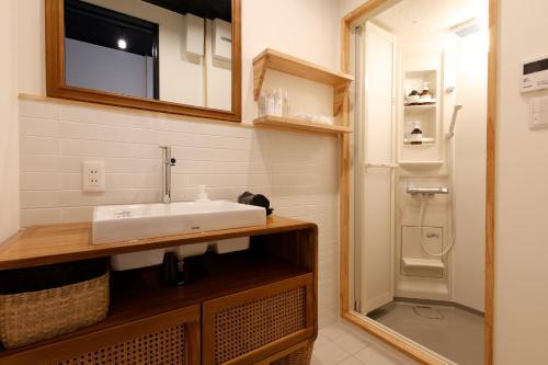 神户Fu - Vacation STAY 57381v的一间带水槽和淋浴的浴室