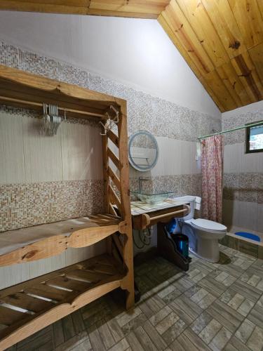下博克特Eco Horqueta的一间带双层床和卫生间的浴室