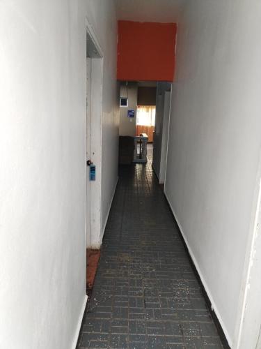 科马亚瓜Hotel 24 /7的公寓大楼的空走廊