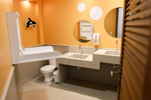 布希奥斯蓬塔尔达菲拉杜拉酒店的浴室设有2个水槽、卫生间和镜子。