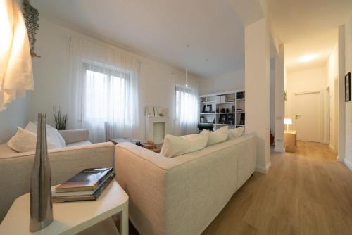 安科纳12 living的客厅配有白色的沙发和桌子