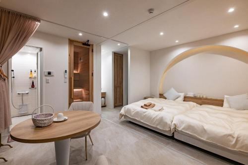 R;MOGAMI - Vacation STAY 25480v的一间卧室配有一张大床和一张桌子