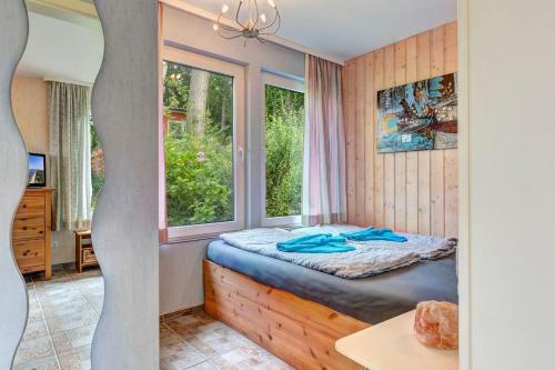 科尔斯万特Morning Sun的一间卧室设有一张床和一个窗口