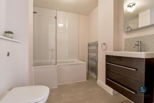 韦茅斯Townbridge Penthouse的浴室配有卫生间、盥洗盆和淋浴。