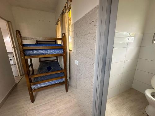 瓜鲁柳斯Rancho NPI的带卫生间的客房内配有双层床的浴室
