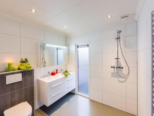 德布尔特Designed home with bedstead, surrounded by forest的带淋浴和盥洗盆的白色浴室