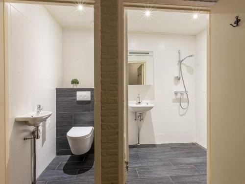 德布尔特Cozy home with lots of privacy, in the forest的浴室配有卫生间、盥洗盆和淋浴。