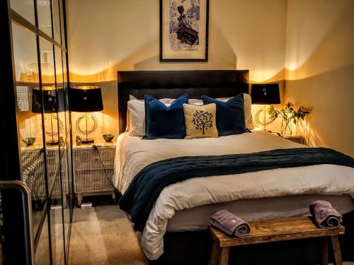 约克Cocoa Isabella - River fronted with secure parking的一间卧室配有一张带蓝色枕头的大床