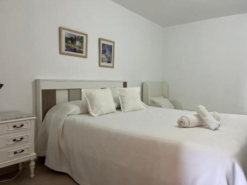 科尔多瓦Villa Carmen的卧室配有白色的床,上面有泰迪熊