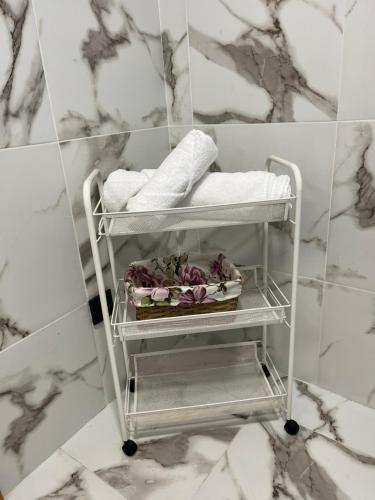 科尔多瓦Villa Carmen的浴室内毛巾架,提供毛巾和毛巾