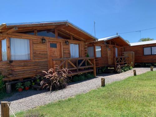 圣佩德罗Cabañas Punta Arena的小木屋设有通往小木屋的路径