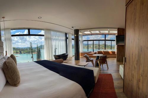 瓜塔佩Vivanti Resort的一间带大床的卧室和一间客厅
