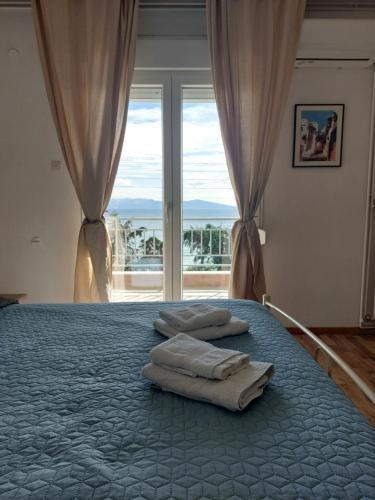 卡瓦拉Nicola's House - Palio的一间卧室配有一张床,上面有两条毛巾