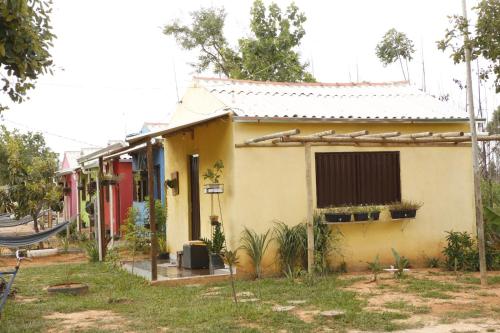 三玛丽亚镇Pousada Sitio do Terrao的前面有游乐场的房子