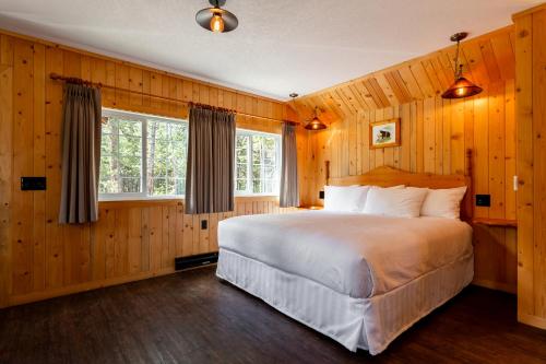 贾斯珀松别墅的一间卧室设有一张大床和一个窗户。
