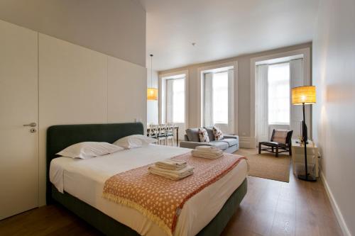 波尔图RVA - 波尔图中心公寓酒店的一间卧室设有一张床和一间客厅。