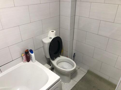 伍尔弗汉普顿Cozy stanford place的白色的浴室设有卫生间和水槽。