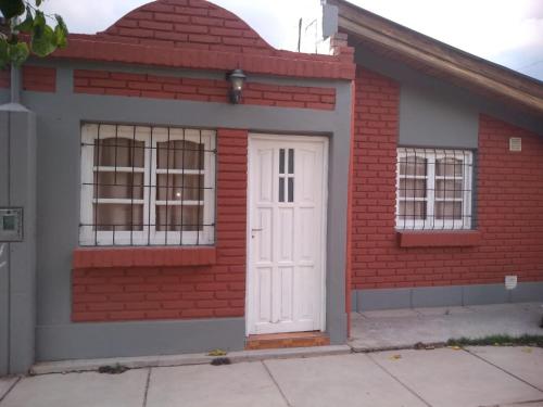 Vista FloresAlojamiento Shanti的红砖房子,有白色门