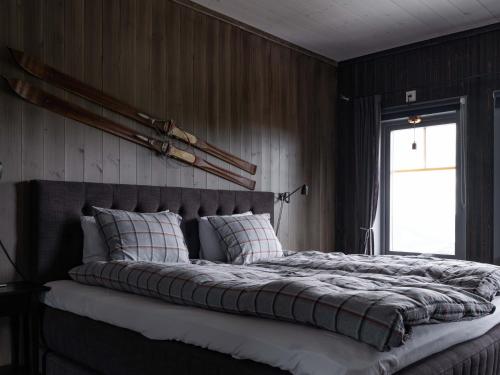 奥勒Åre Valley Lodges - Kopparvillan的卧室内的一张大床,设有窗户