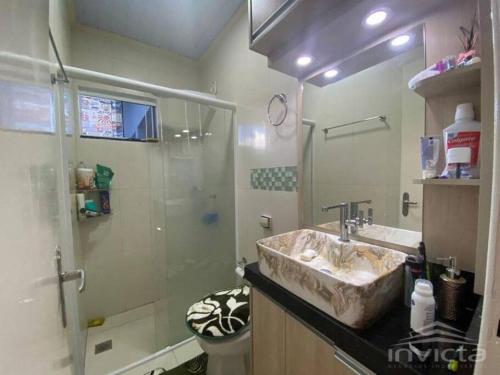 卡斯卡韦尔Casa com AR COND. em todos os comodos mobiliada的带淋浴、盥洗盆和卫生间的浴室