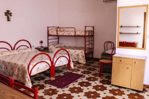 弗卢米尼马焦雷Agriturismo Perdaba的一间卧室配有两张双层床和镜子