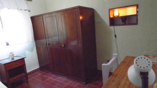 圣米格尔·德·图库玛Albergue Casa Elena的一间设有大型木制橱柜的房间