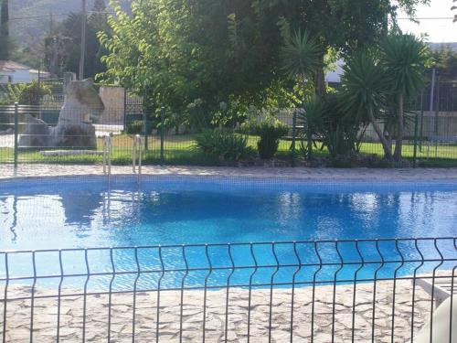 塞图巴尔Casa do Jardim的一个带排球网的游泳池
