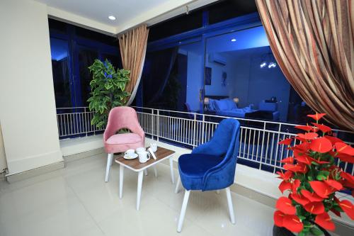 开罗Cairo City Center Dreamers Hotel & Suites的阳台配有2把椅子和桌子
