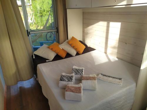 德尔迪阿布罗角Glass的卧室设有一张白色大床和一扇窗户。