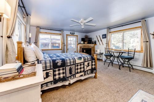 埃斯蒂斯帕克Mountain Love Views的卧室配有一张床和一张桌子及椅子
