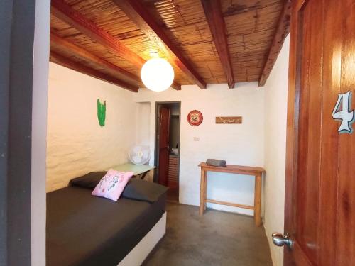 曼克拉Casa Naranja的卧室配有床、桌子和门