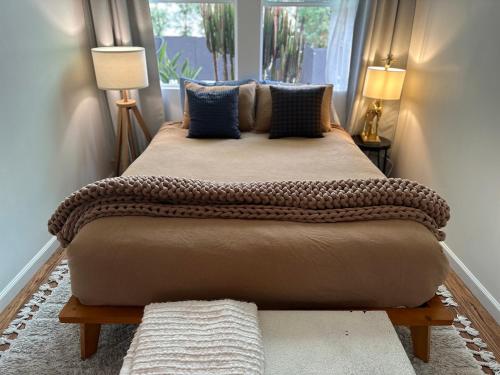 洛杉矶Resort Getaway in Private Garden Terrace Villa w Luxury Amenities的一张大床,位于带窗户的房间里
