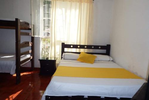 比亚维森西奥Torre del Sol的一间卧室配有一张黄色枕头的床